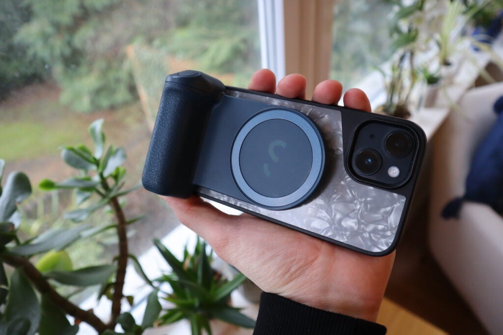 Der ShiftCam SnapGrip befestigt an einem iPhone 14