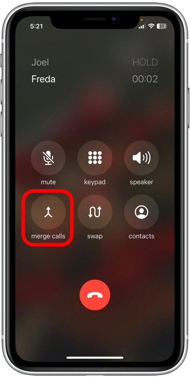 Tippen Sie auf „Anrufe zusammenführen“, um auf Ihrem iPhone ein Dreiergespräch zu führen.