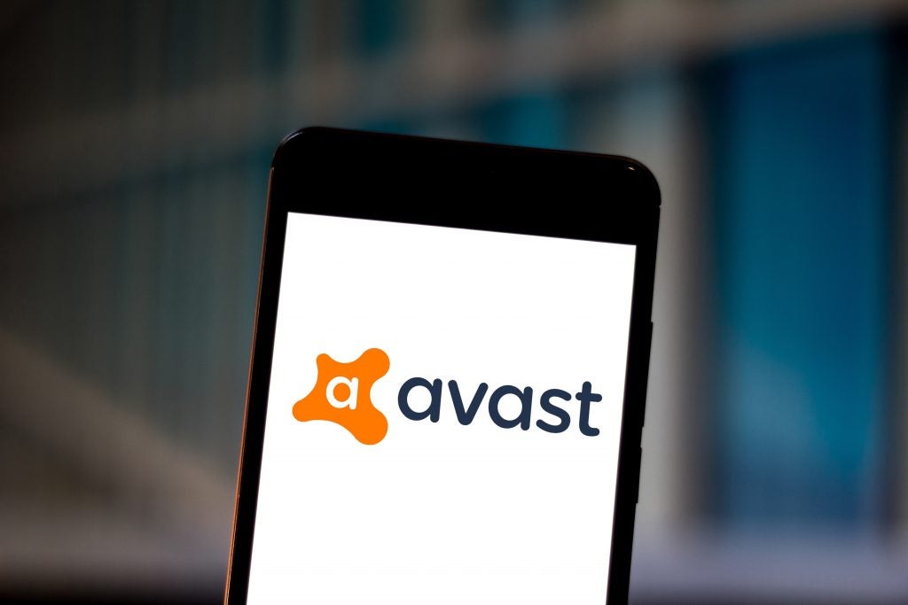 Ein Bild, das ein Smartphone mit dem Avast-Logo zeigt