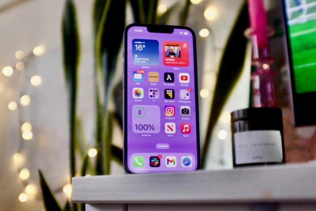 Der 6,1-Zoll-OLED-Bildschirm des iPhone 14