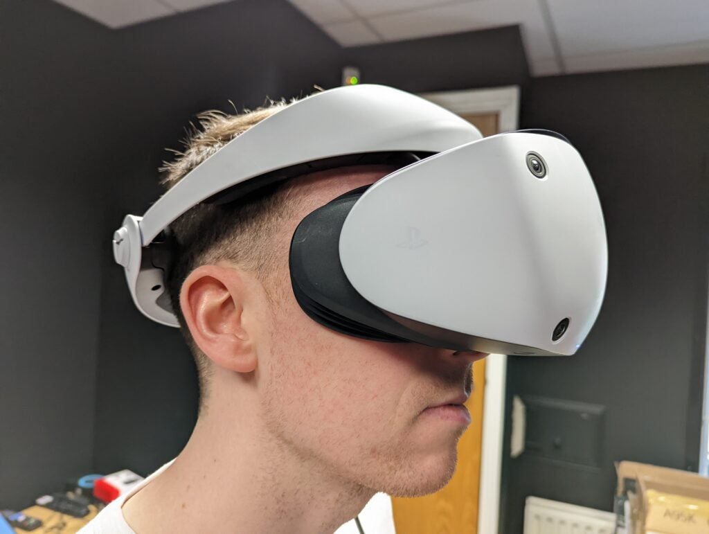 Die PlayStation VR 2 auf dem Kopf unseres Mitarbeiters