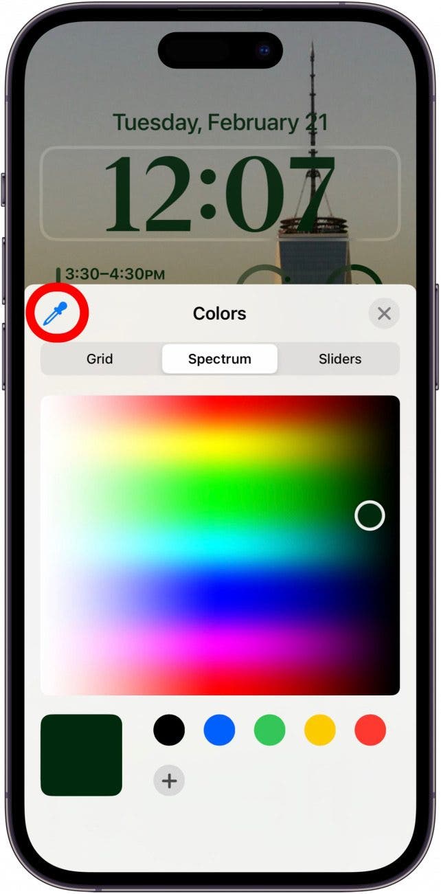 Sie können auch auf das Farbpipettensymbol tippen, um eine Farbe aus Ihrem Hintergrundbild auszuwählen, damit die Farbe der Uhr besser passt.