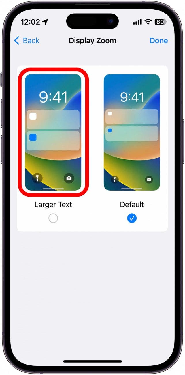 Größerer Text vergrößert den Text auf Ihrem Gerät, einschließlich der Uhr auf dem Sperrbildschirm.  Außerdem werden App-Symbole und andere Elemente der Benutzeroberfläche vergrößert.