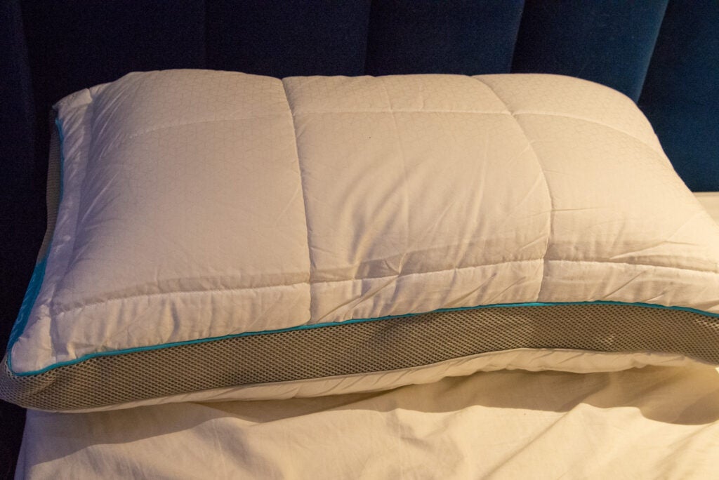 Simba Hybrid Firm Pillow Held