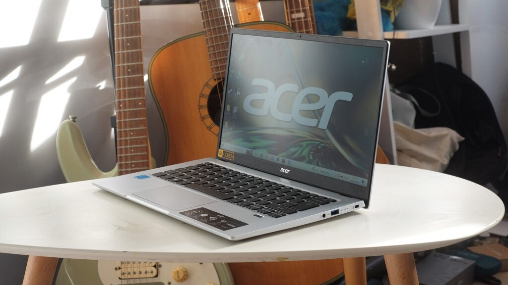 Das Acer Swift 1 auf einem Schreibtisch