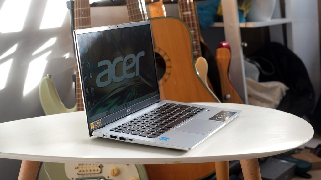 Das Acer Swift 1 auf einem Schreibtisch