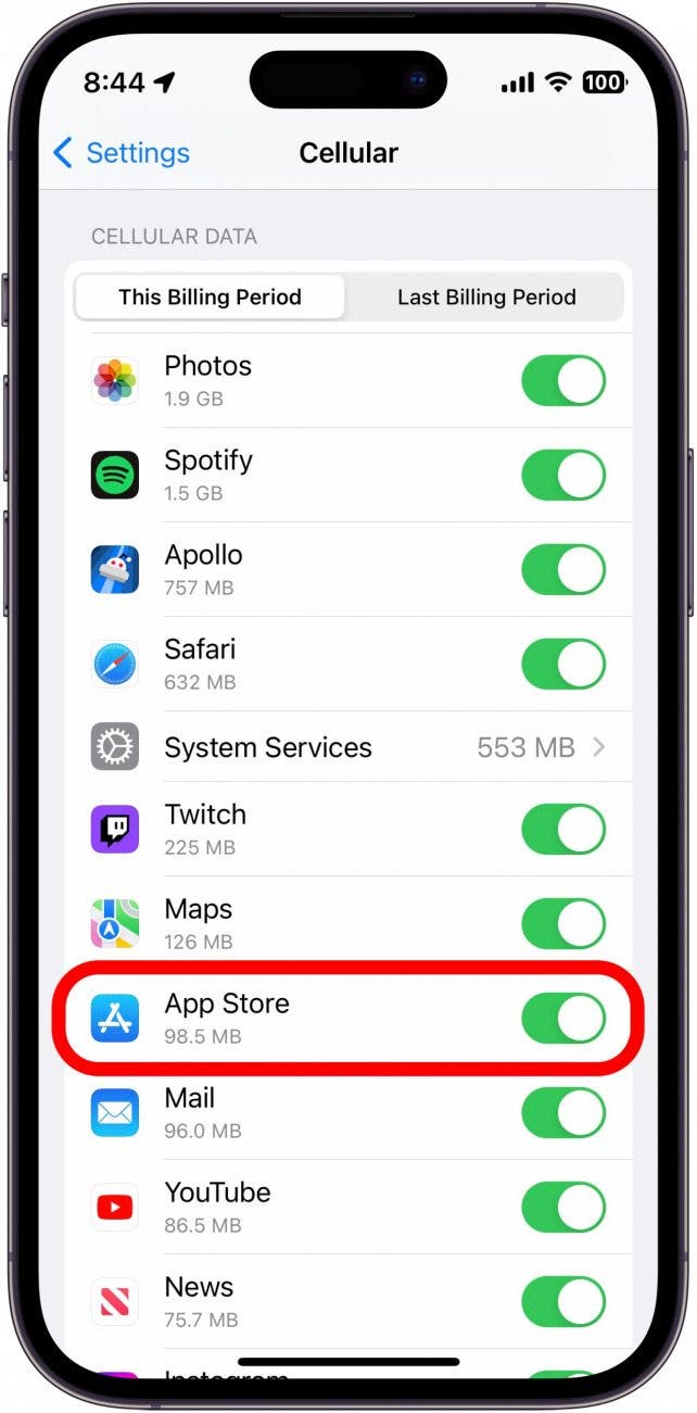 Scrollen Sie nach unten und suchen Sie den App Store in der Liste unter Mobilfunkdaten.  Stellen Sie sicher, dass der Schalter grün und rechts positioniert ist, um anzuzeigen, dass der App Store Zugriff auf Mobilfunkdaten hat.