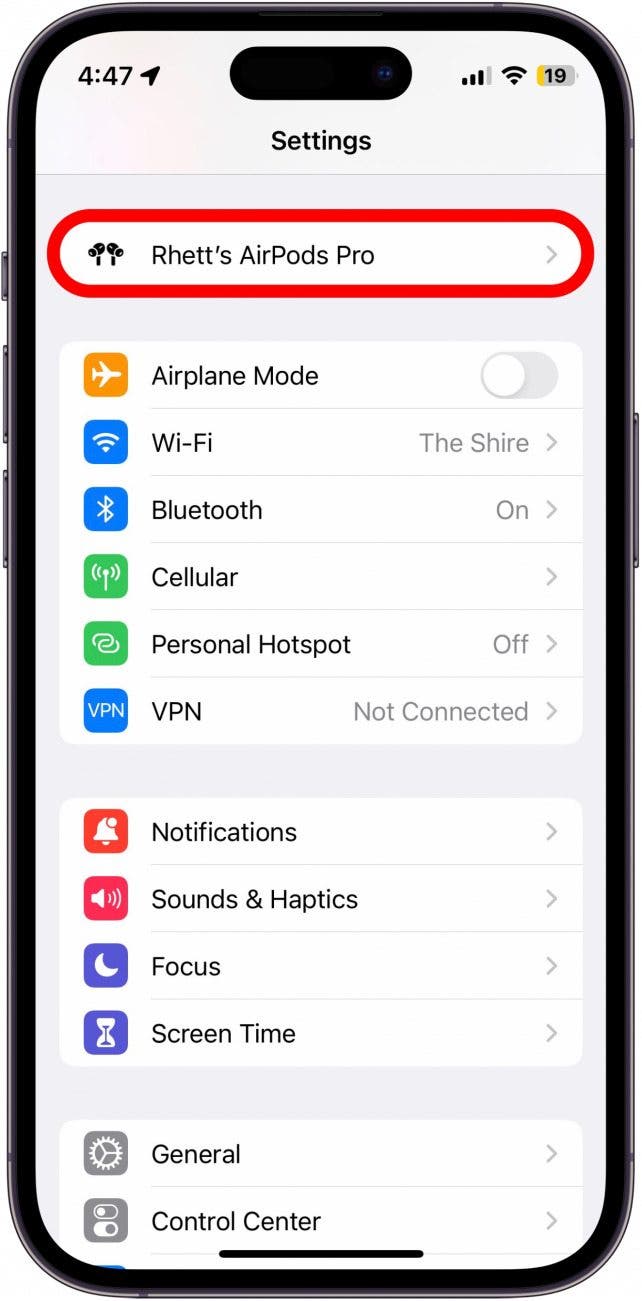 Wenn Ihre AirPods mit Ihrem iPhone verbunden sind, öffnen Sie die App „Einstellungen“ und tippen Sie auf Ihre AirPods.