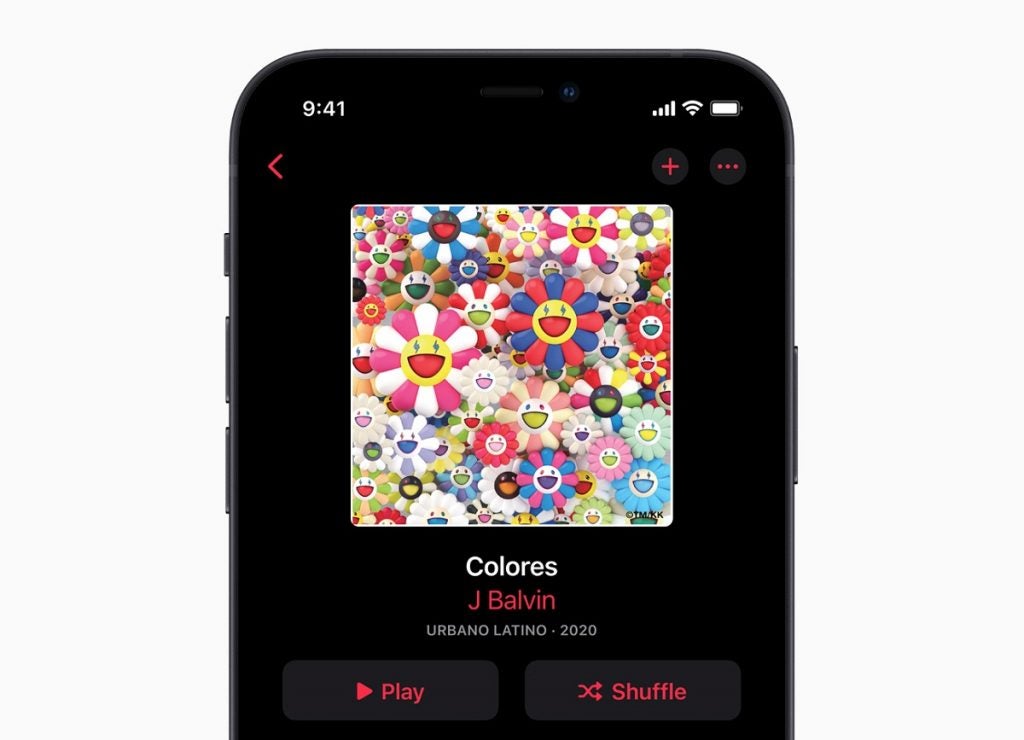 Nahaufnahme des oberen halben Bildschirms eines iPhone 12, auf dem J Balvin Colores auf Apple Music angezeigt wird