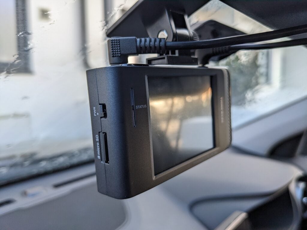 Die Thinkware X800 montiert am Autofenster