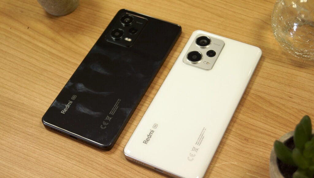 Xiaomi Redmi Note 12 Pro 5G und Note 12 Pro Plus 5G auf einem Tisch