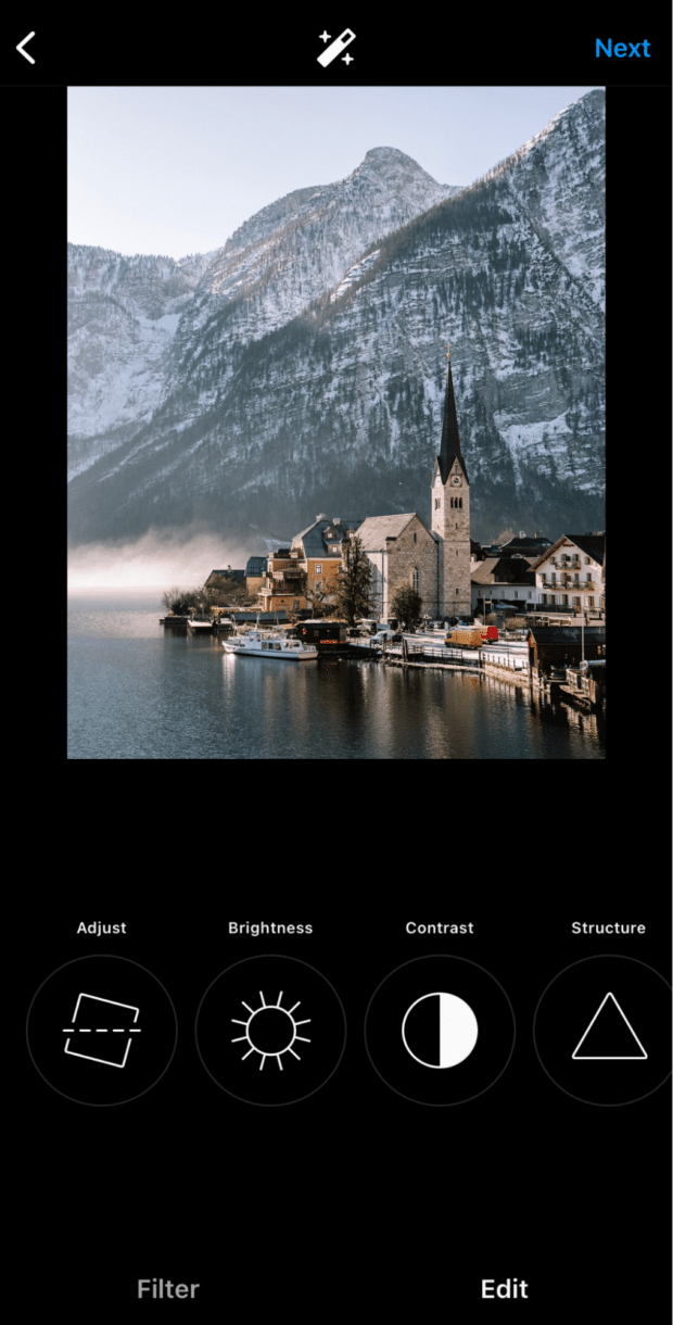 Hochladen eines Fotos in die Instagram-App.  Der Bearbeitungsbildschirm zeigt Optionen zum Anpassen der Helligkeit, des Kontrasts und mehr des Fotos.
