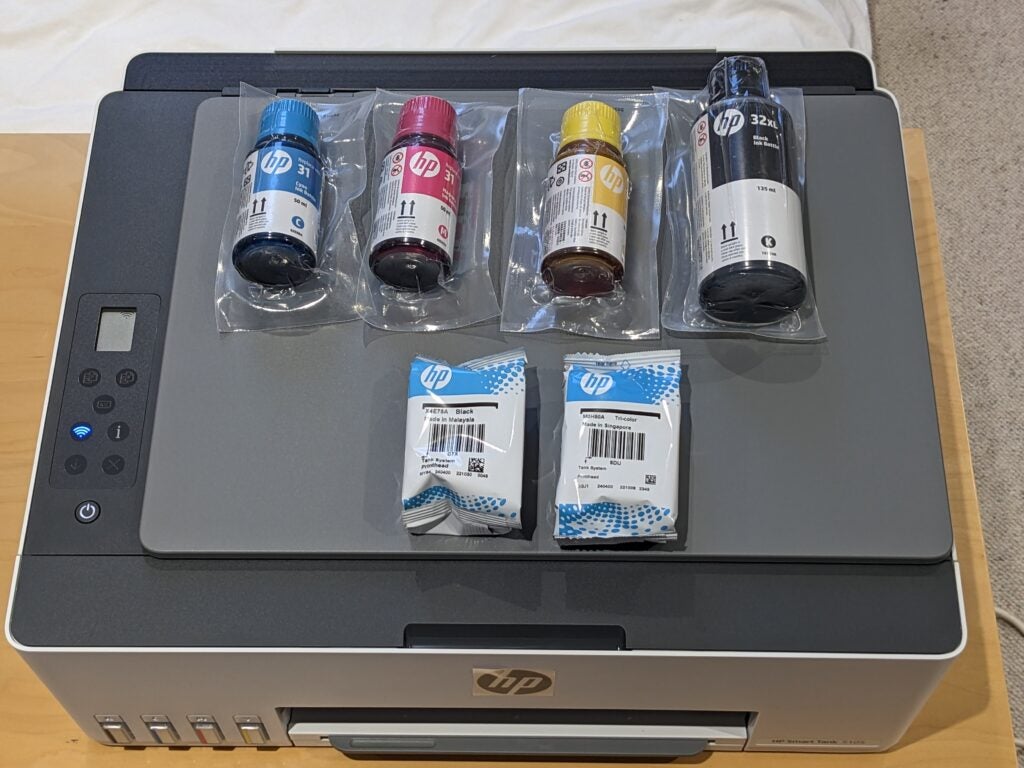 Die Tintenflaschen auf dem HP Smart Tank 5105 Drucker