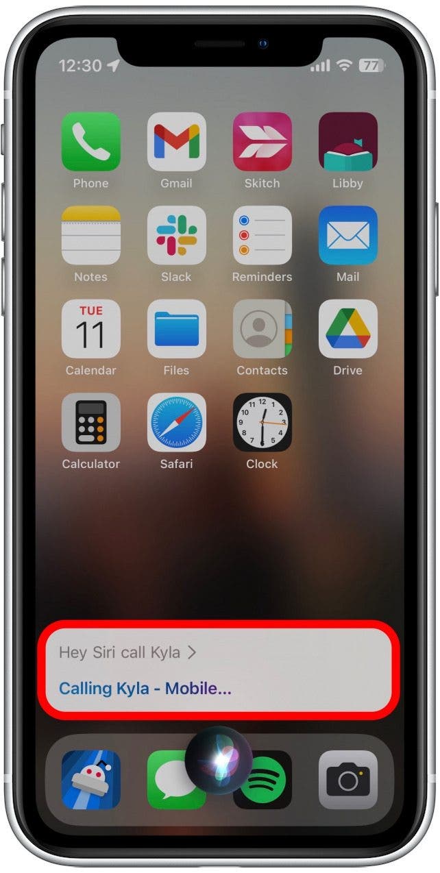 Screenshot vom iPhone, auf dem Siri einen Kontakt anruft