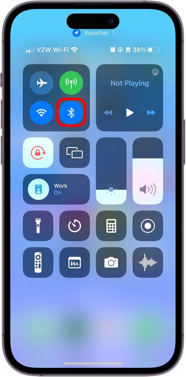 Tippen Sie auf das Bluetooth-Symbol, um Bluetooth ein- oder auszuschalten.  Es ist blau, wenn es aktiviert ist, und weiß, wenn es deaktiviert ist.