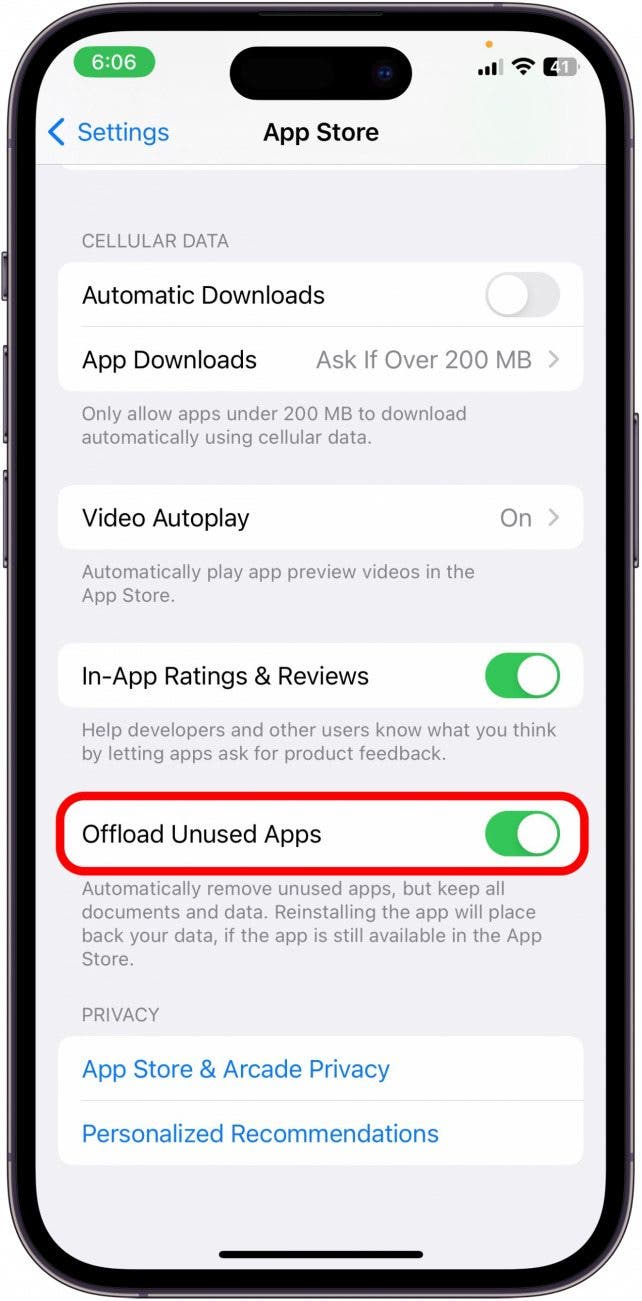 Scrollen Sie nach unten und aktivieren Sie Offload Unused Apps.  Es ist grün, wenn es aktiviert ist.