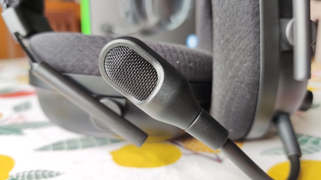 Eine Nahaufnahme des Mikrofons des Razer BlackShark V2 Pro 2023