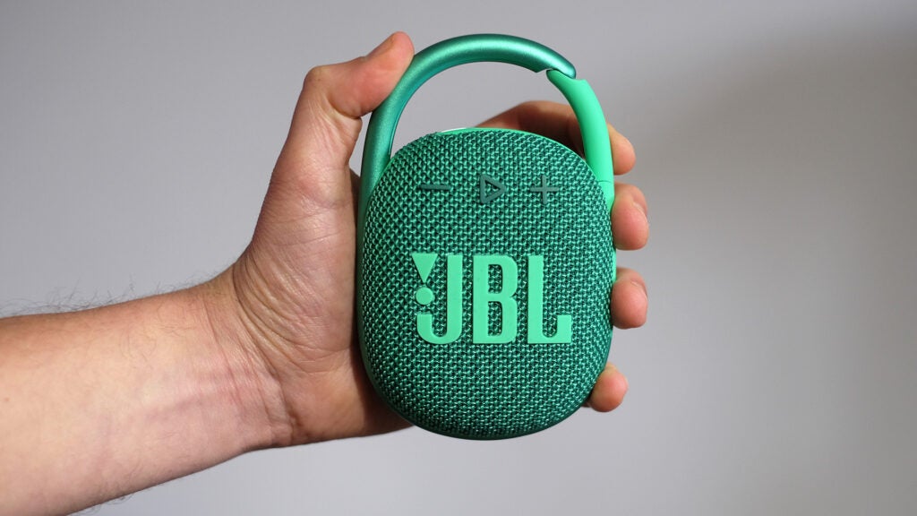JBL Clip 4 Eco in der Hand des Rezensenten