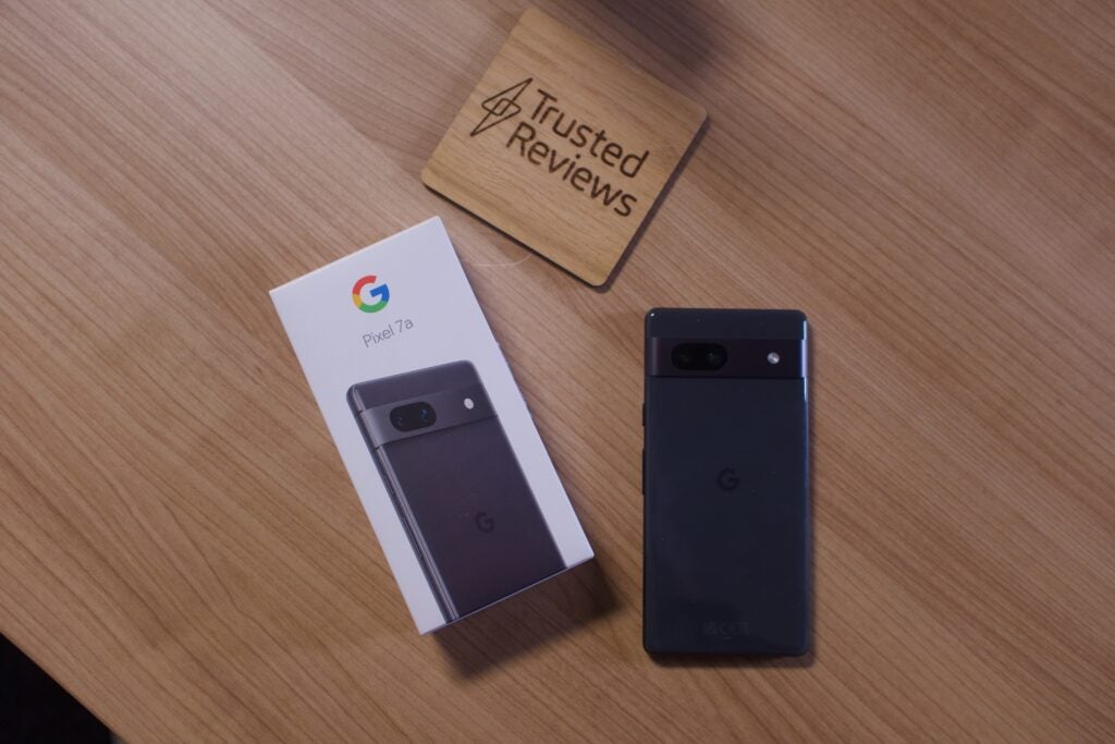 Google Pixel 7a zurück in Anthrazit und Karton