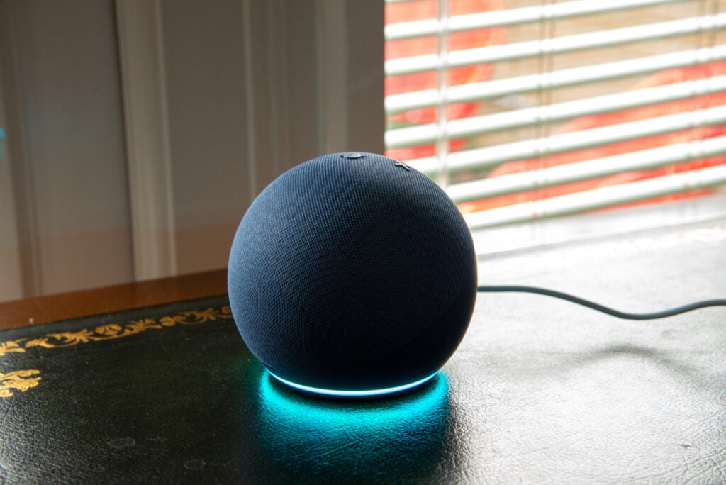 Amazon Echo Dot (5. Generation) Seitenansicht mit Lichtring