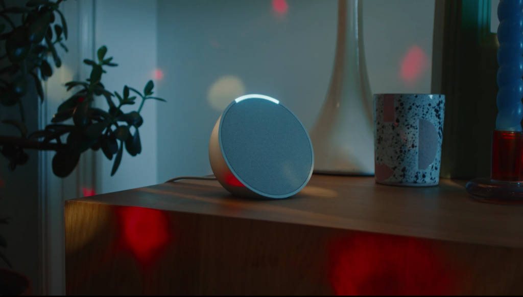 Amazon Echo Pop in Disco-Beleuchtung