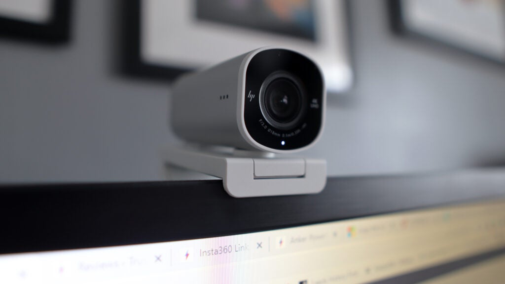 Die HP 960 4K Streaming Webcam auf einem Monitor