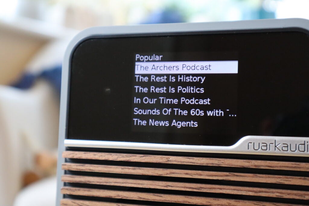 Der Ruark R1S verfügt über eine Fülle von Podcasts, in die Sie eintauchen können