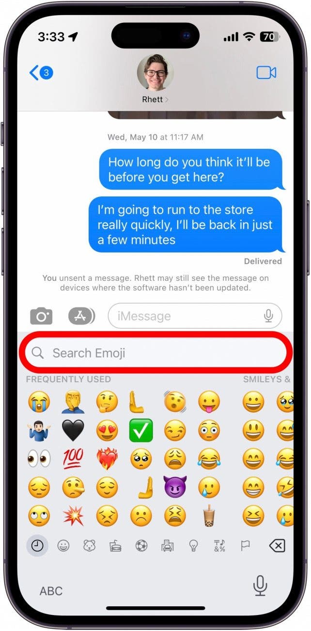 Sie können durch die Kategorien am unteren Bildschirmrand scrollen oder auf die Suchleiste tippen, um nach einem bestimmten Emoji zu suchen.