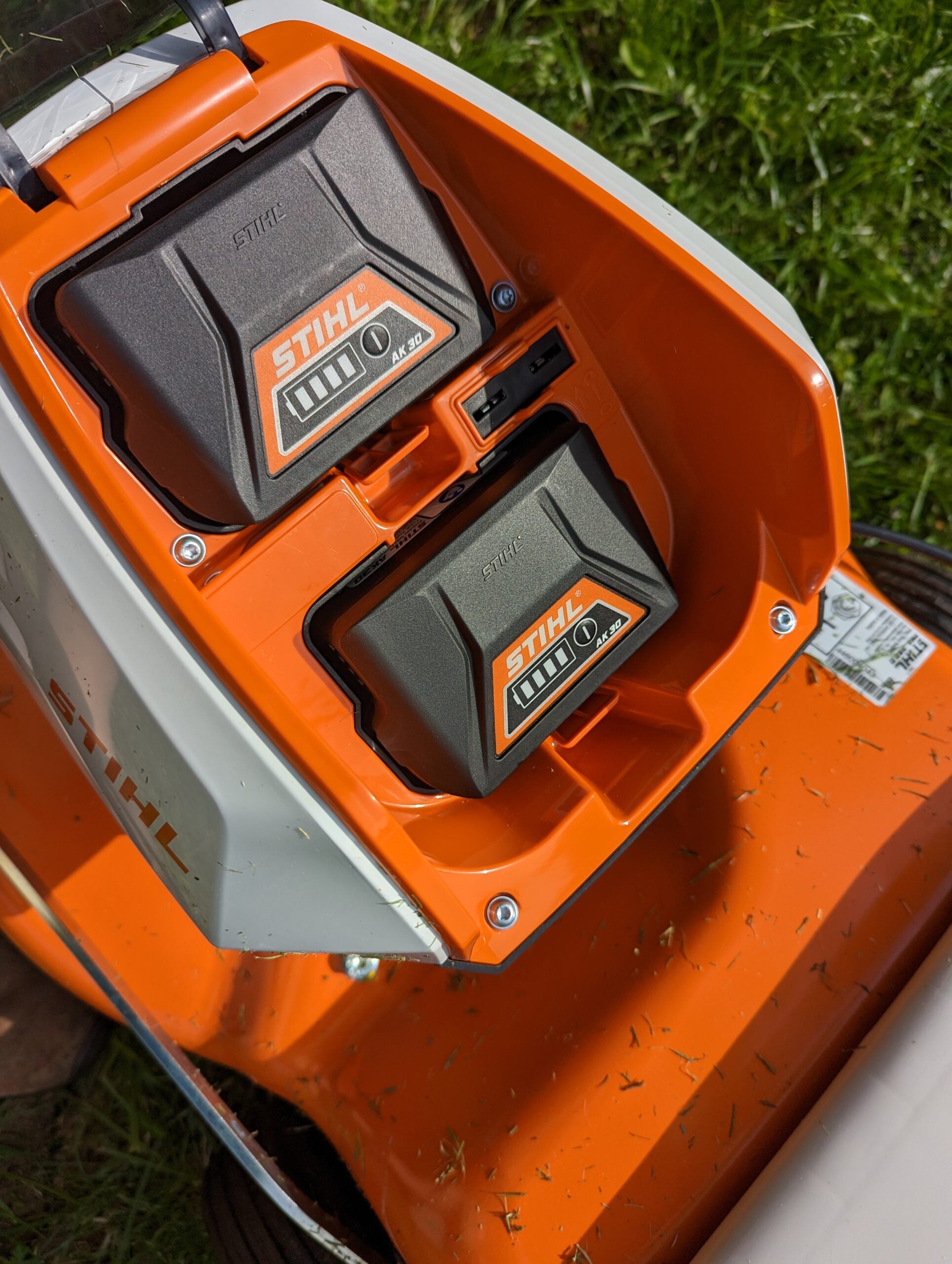 Stihl RMA 248 Akku-Rasenmäher mit zwei Batterien ausgestattet