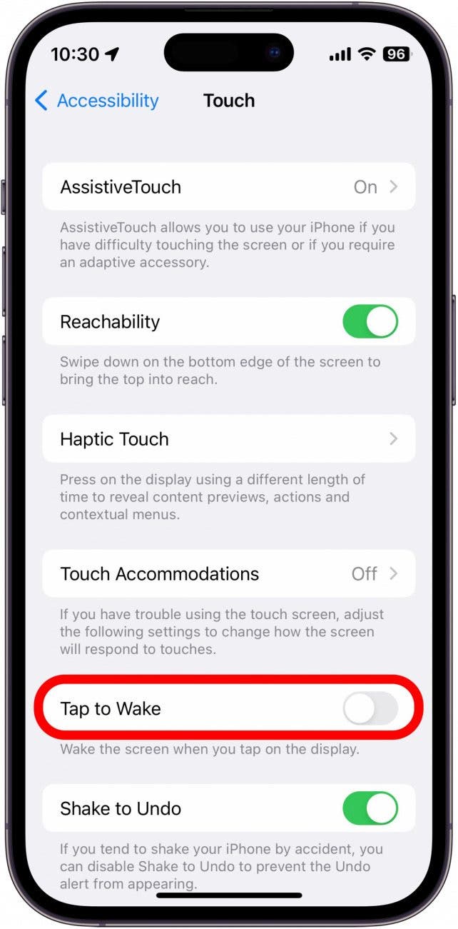 Tippen Sie auf den Schalter neben „Tap to Wake“, um es zu aktivieren.  Dadurch können Sie das Display Ihres iPhones aktivieren, indem Sie auf den Bildschirm tippen.
