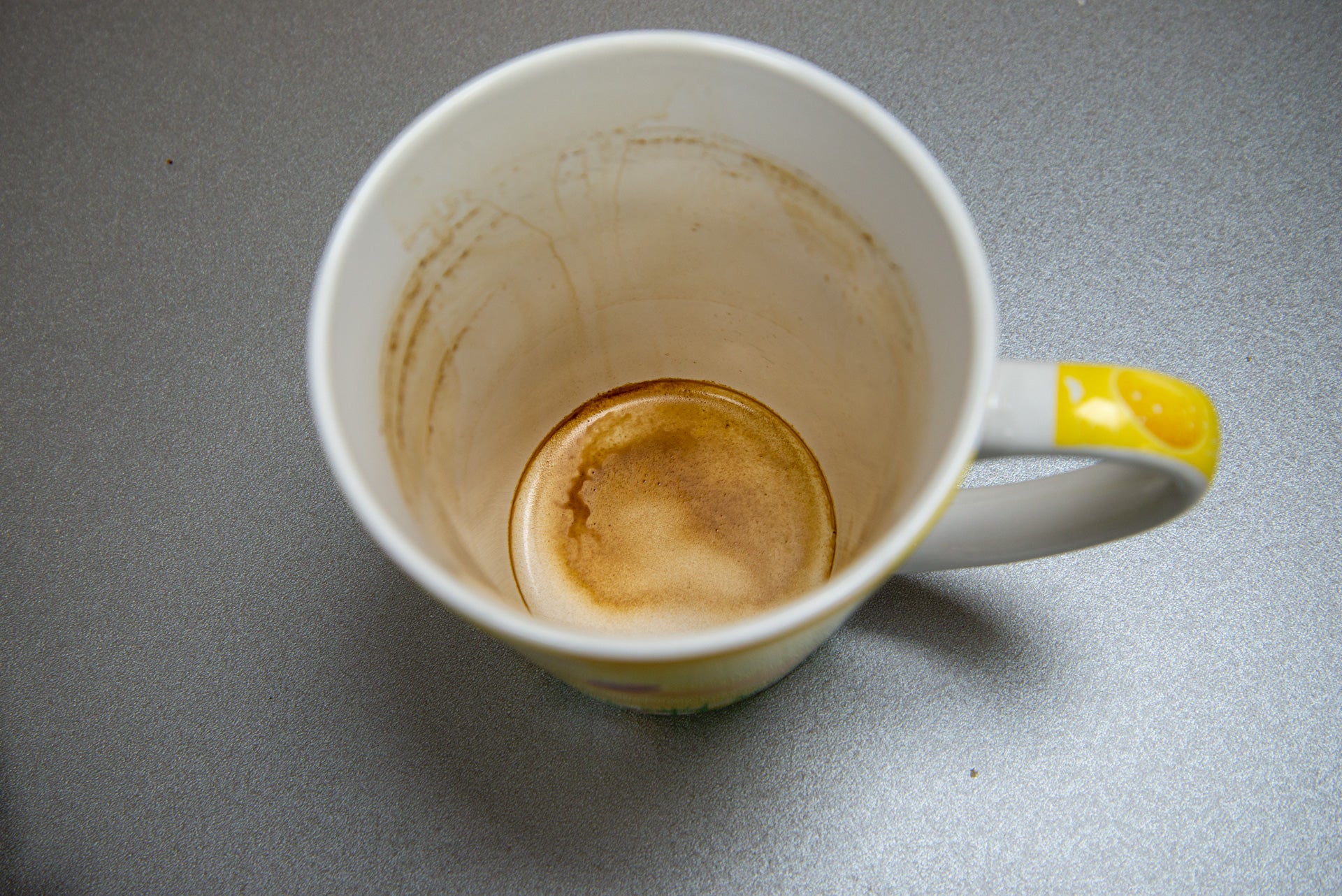 Hotpoint HSFO3T223WXUKN schmutzige Kaffeetasse für schnelles Spülen