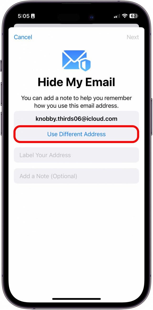 Eine zufällige, automatisch generierte E-Mail wird angezeigt und Sie können entweder auf „Andere Adresse verwenden“ tippen, um eine neue zu generieren, oder auf „Weiter“ tippen.