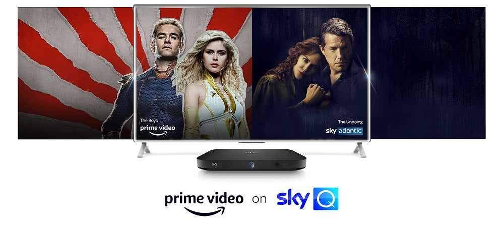 Ein Fernseher und ein Sky Q stehen auf weißem Hintergrund, darunter steht Prime Video auf Sky Q