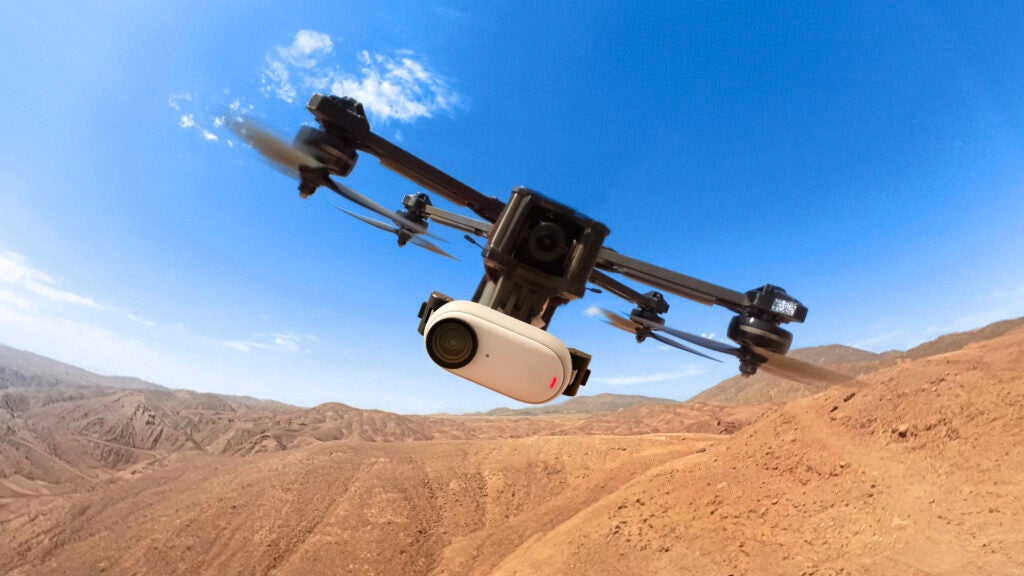 Der Insta360 Go 3 an einer Drohne befestigt