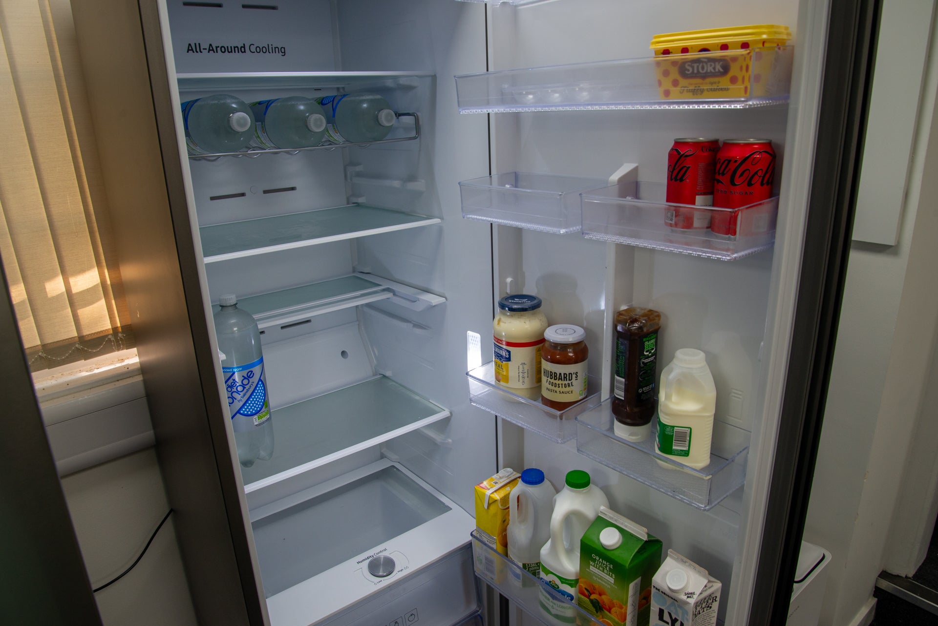Samsung Bespoke RR39A74A3CS Großer eintüriger Kühlschrank mit Lebensmitteln darin