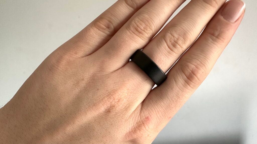 Ultrahuman Ring Air drückt umliegende Finger