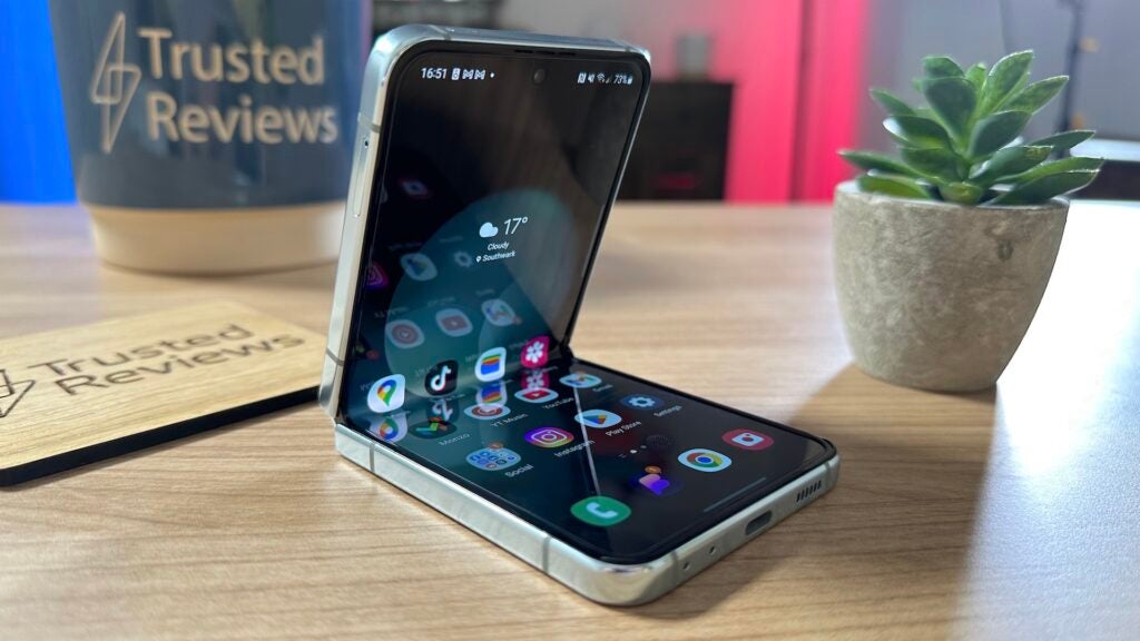 Samsung Galaxy Z Flip 5 halb gefaltet auf einem Tisch