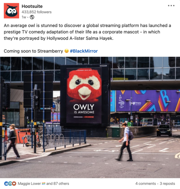 Fake-Times-Square-Werbetafel des Themelocal Owly-Maskottchens im Stil eines schwarzen Spiegels mit der Aufschrift: „Owly ist großartig“