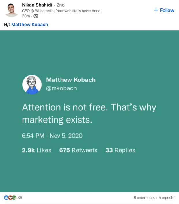 Tweet auf blaugrünem Hintergrund, der lautet: "Aufmerksamkeit ist nicht umsonst.  Deshalb gibt es Marketing."