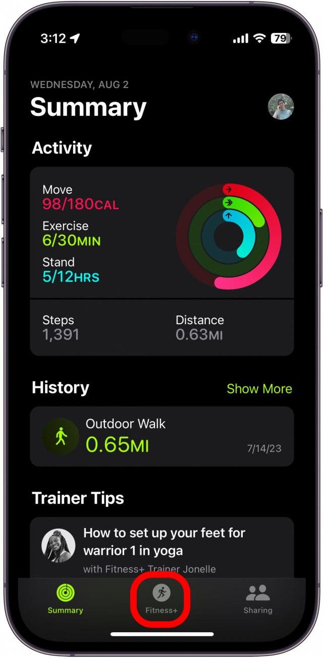 Apple Fitness-App mit rot eingekreister Registerkarte „Fitness+“.