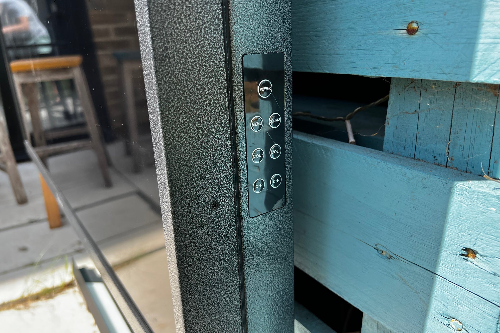 Sylvox 43-Zoll Deck Pro Outdoor-TV-Seitensteuerung