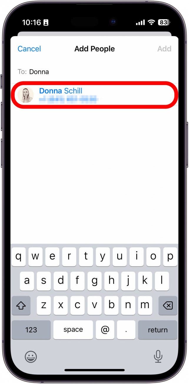 iPhone erstellt eine gemeinsame Passwortgruppe mit rot eingekreistem Kontakt