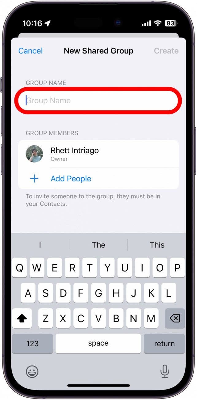 iPhone erstellt eine gemeinsame Passwortgruppe mit rot eingekreistem Gruppennamen