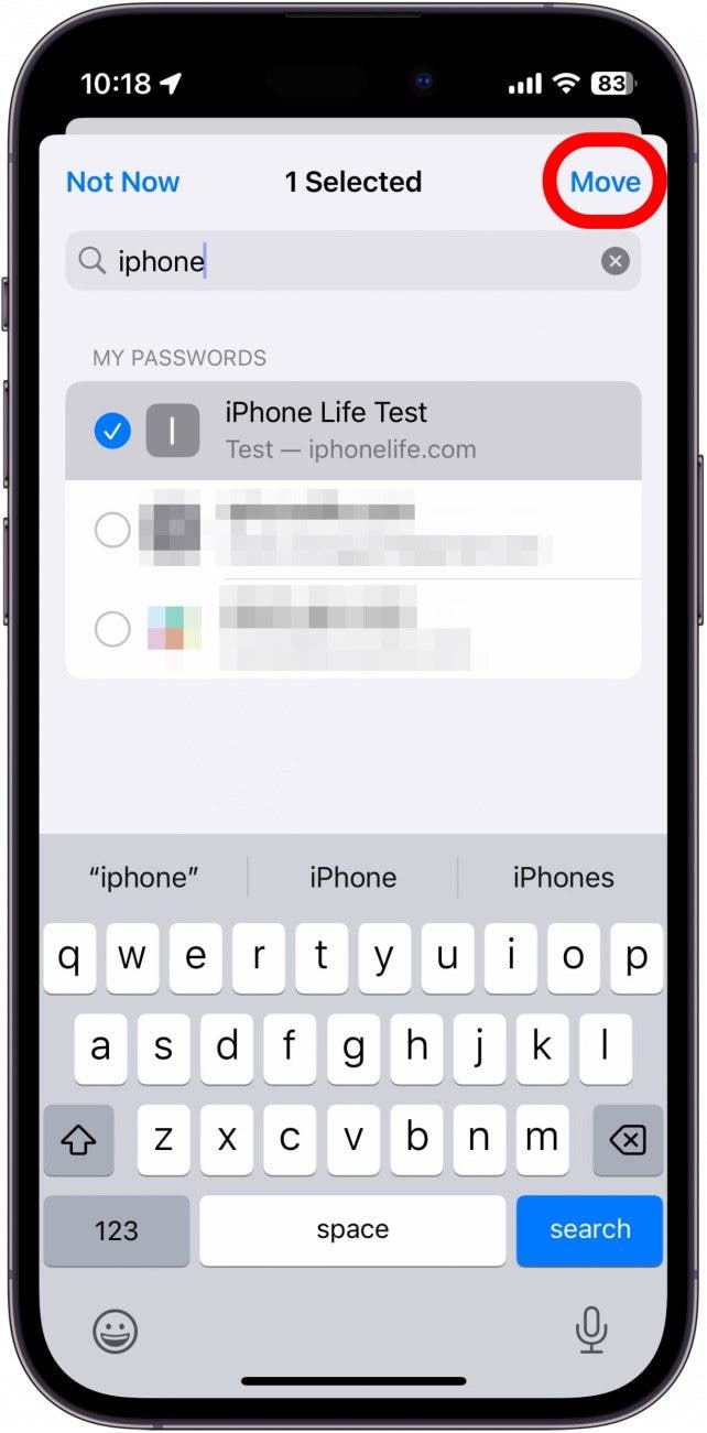 Erstellen Sie auf dem iPhone eine gemeinsame Passwortgruppe mit der rot eingekreisten Schaltfläche „Verschieben“.