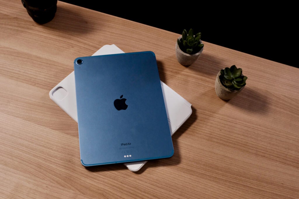 Die Rückseite des iPad Air 2022 in Blau