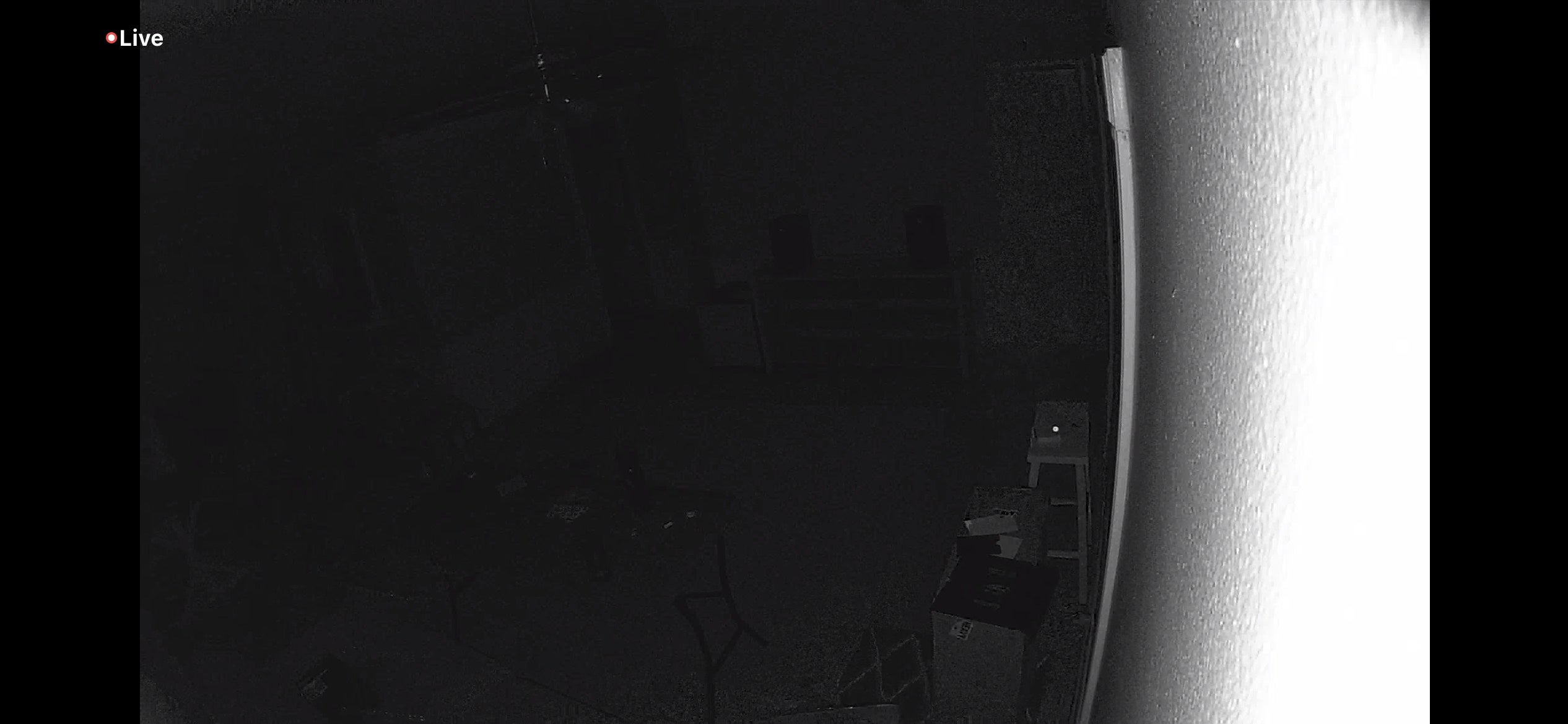 Nachtbeispiel der Arlo Essential Indoor-Kamera