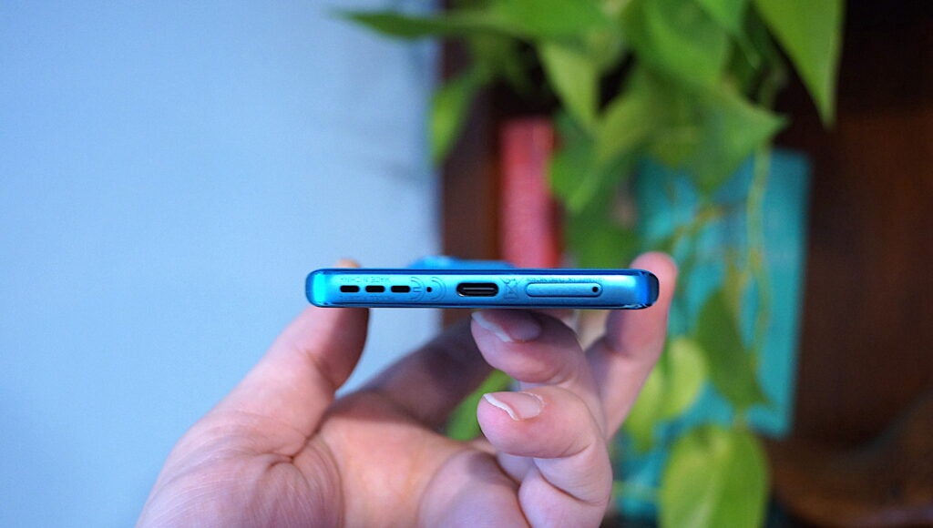 Motorola Edge 40 Neo seitlich mit sichtbarem USB-C-Anschluss