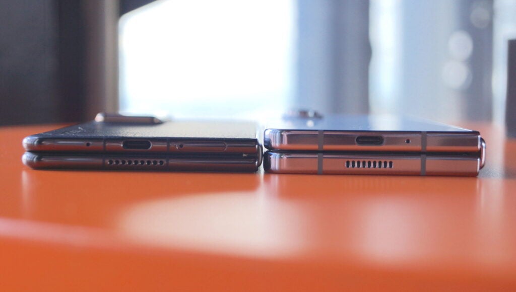 Honor Magic V2 und Samsung Galaxy Z Fold 5 nebeneinander, nebeneinander