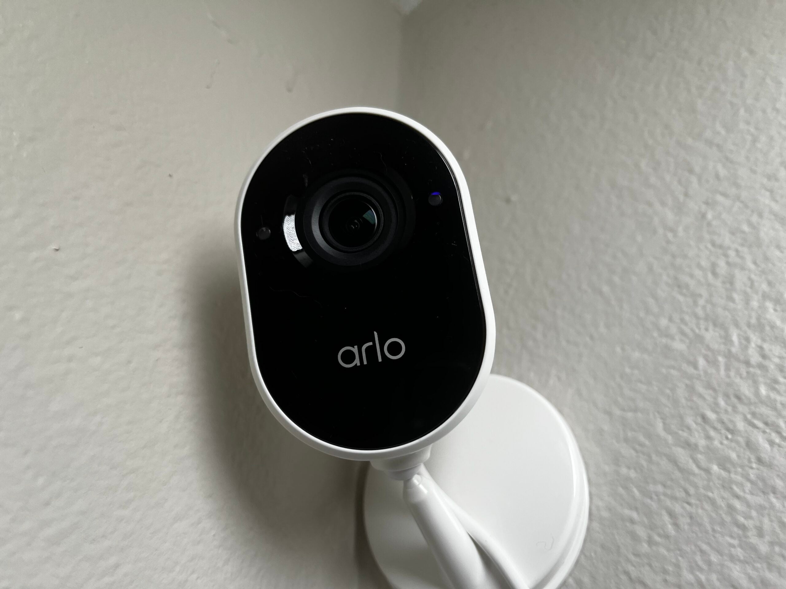 Arlo Essential Indoor-Kamera installiert