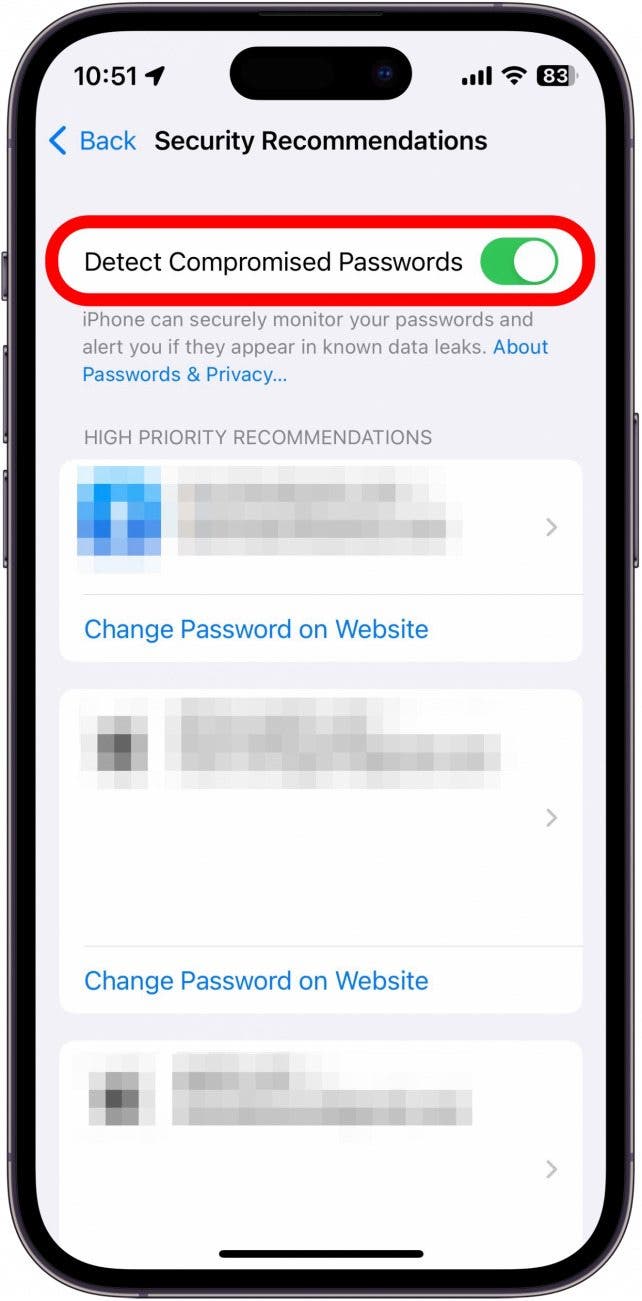 iPhone-Sicherheitsempfehlungen mit rot eingekreistem Schalter zum Erkennen kompromittierter Passwörter